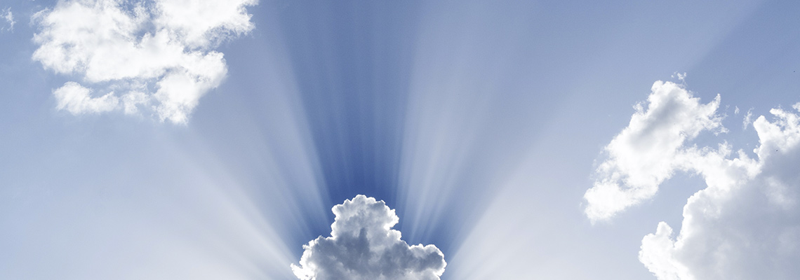 [Sonnenstrahlen durch Wolken]