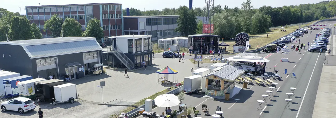 [[Foto: Veranstaltung auf dem Gelände]]