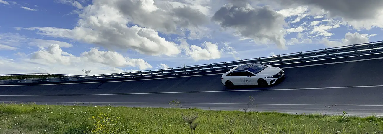 [Mercedes-Benz EQC in Steilkurve]