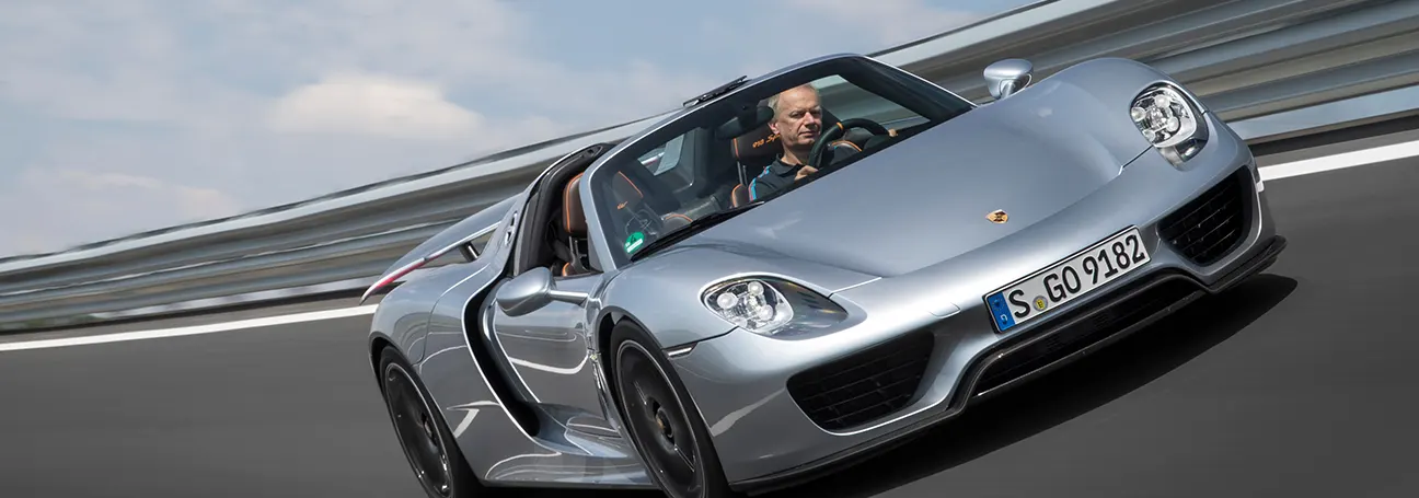 [[Foto: Porsche in steep curve]]