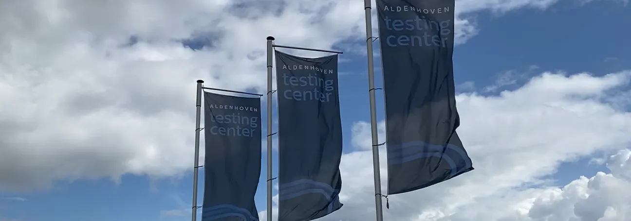 [Bild: Fahnen des Aldenhoven Testing Centers]