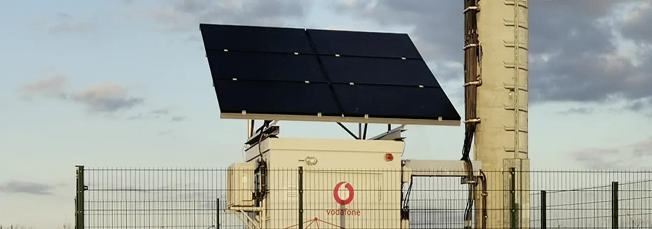 [Foto: Funkmast mit Solarpanels]