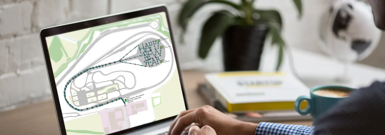[Picture: Laptop with track element overview]