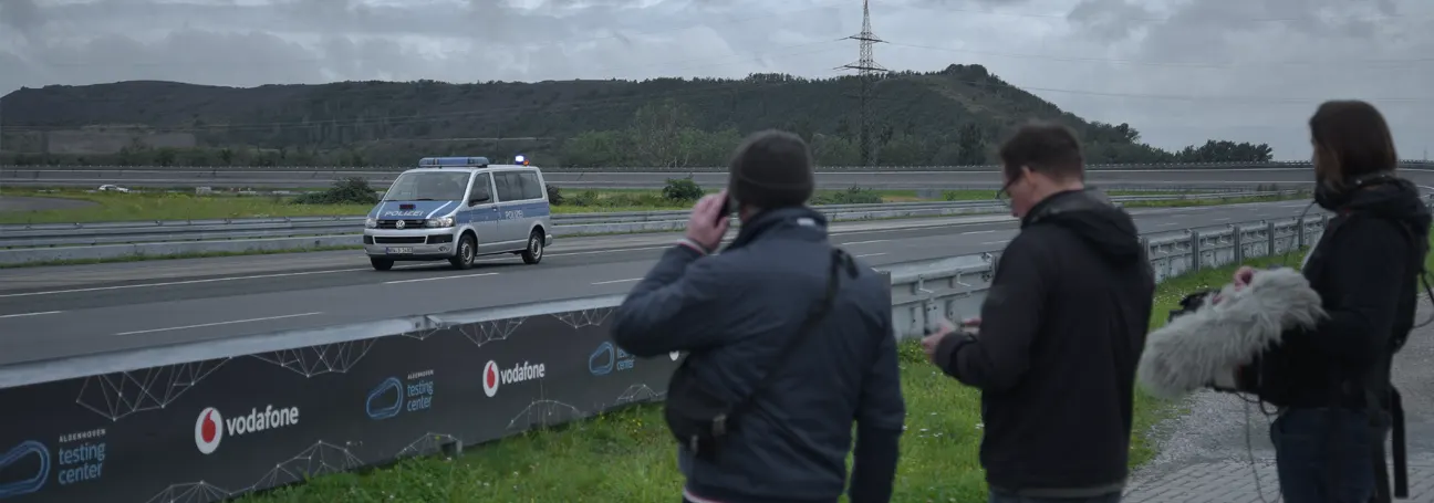 [Polizei und Kamerateam am Aldenhoven Testing Center]