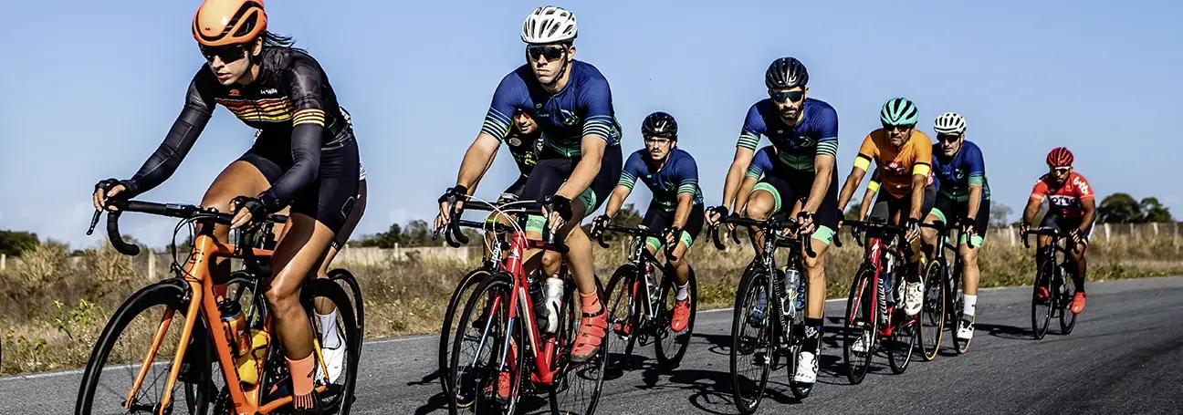 [[Photo: Cycling race]]