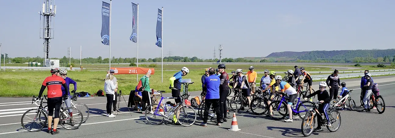 [[Photo: Bike race before the start]]