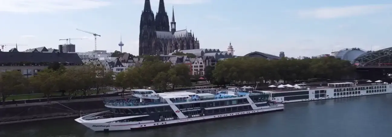 [[Foto: ship on rhine by cologne]]
