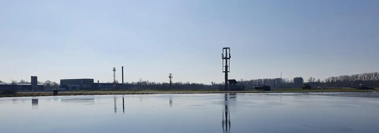 [[Foto: bewässerte Fahrdynamikfläche]]