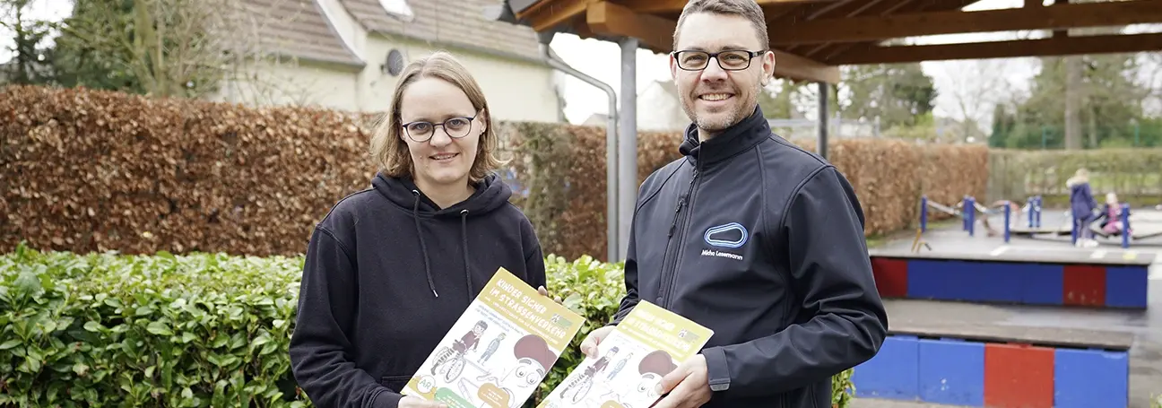 [[Foto: Übergabe der Mal- und Arbeitsbücher]]