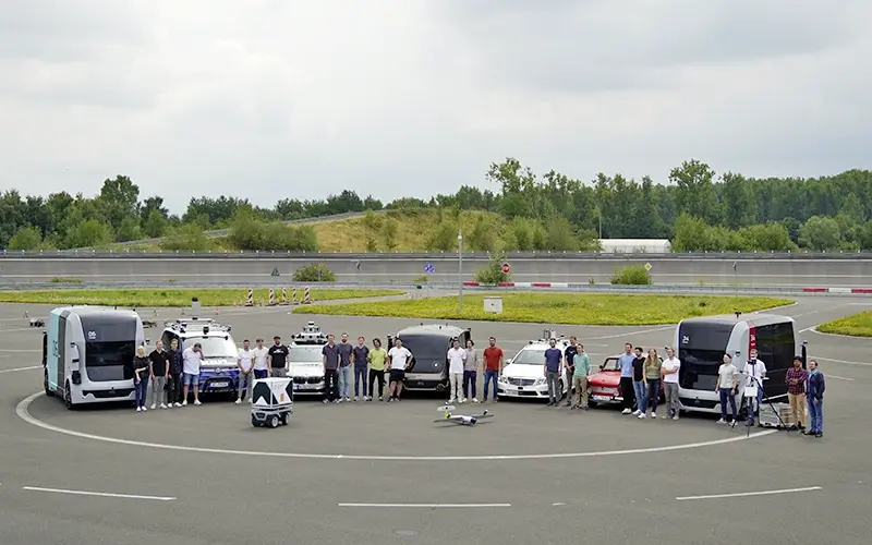 [Gruppenbild einiger Fahrzeuge aus dem Projekt mit den Ingenieur*innen]