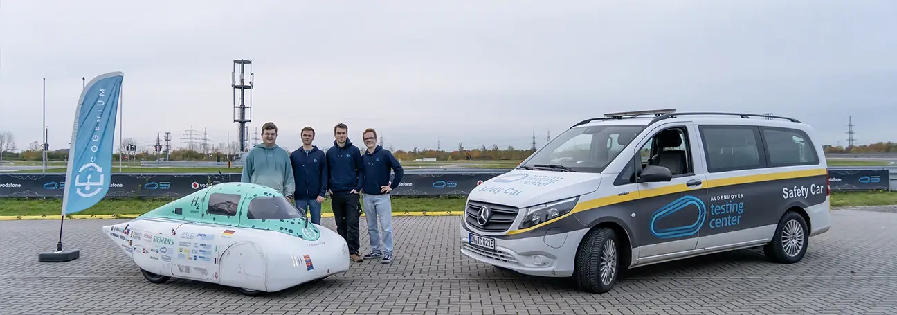 [Das Ecogenium Team mit ihrem Wasserstoff-Fahrzeug]