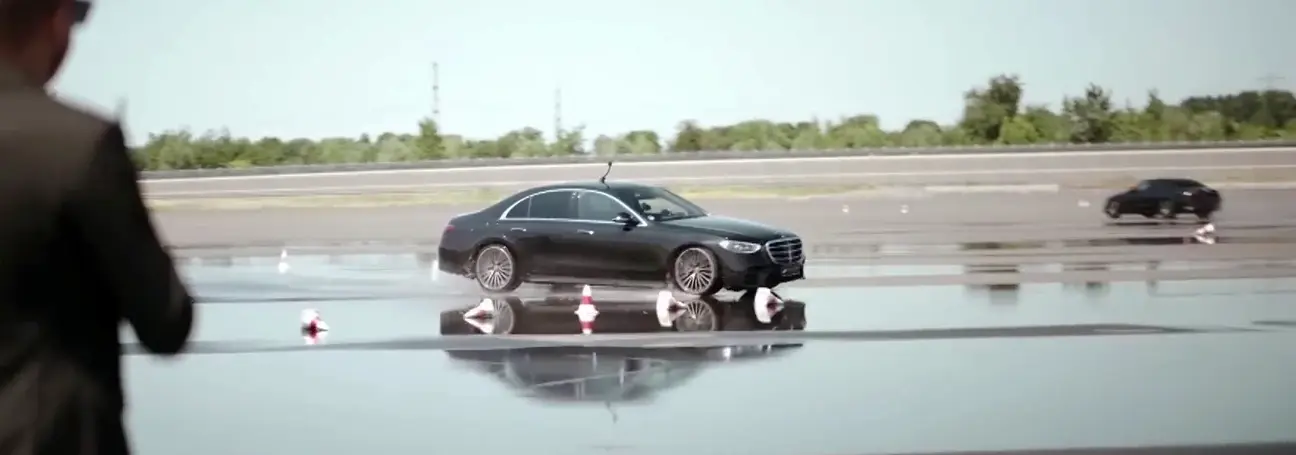 [Fahrzeug auf bewässerter Teststrecke]