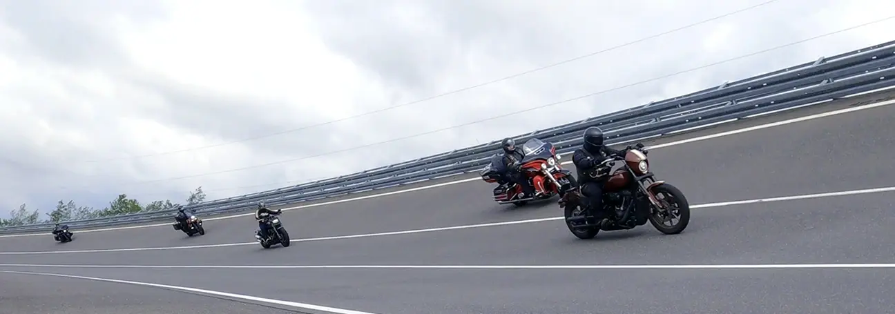 [Motorräder in der Steilkurve]