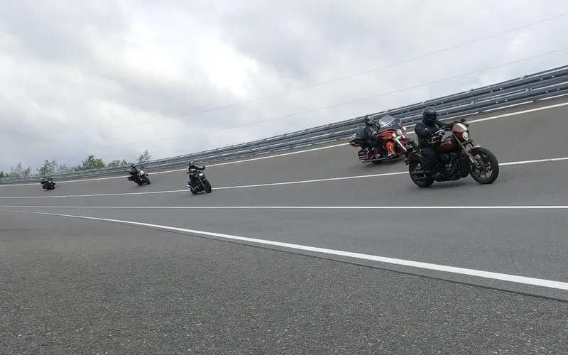 [Motorräder in der Steilkurve]