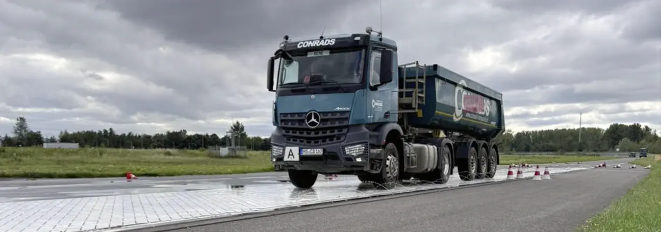 [Lkw auf den Fliesen der Bremsenstrecke]