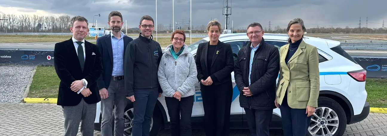 [Foto: Gruppenfoto am ATC mit Ministerin Neubaur]