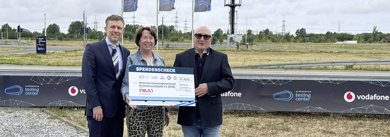 [Schekübergabe v. l.n.r.: Anette Winkler, Prof. Marco Günther (beide Aldenhoven Testing Center), Andreas Hasenbein (DIVO e.V.)]