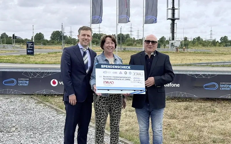 [Schekübergabe v. l.n.r.: Anette Winkler, Prof. Marco Günther (beide Aldenhoven Testing Center), Andreas Hasenbein (DIVO e.V.)]