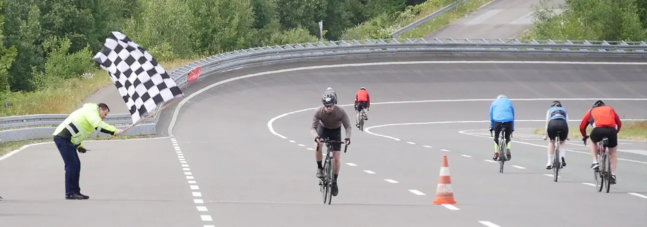 [Radfahrer auf dem Oval]