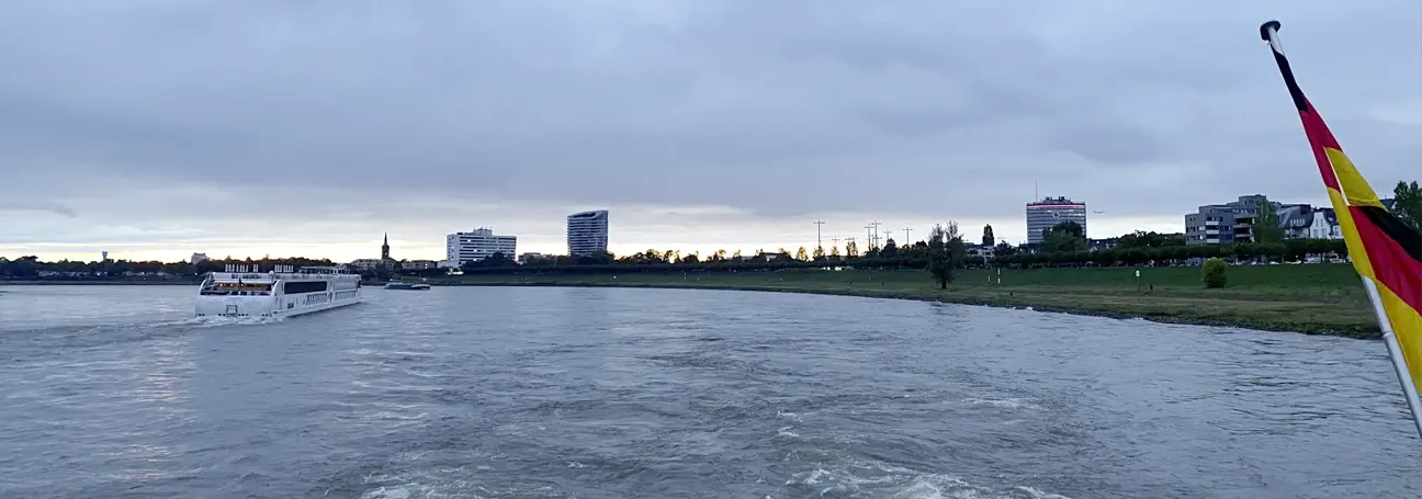 [Blick vom Schiff auf dem Rhein]