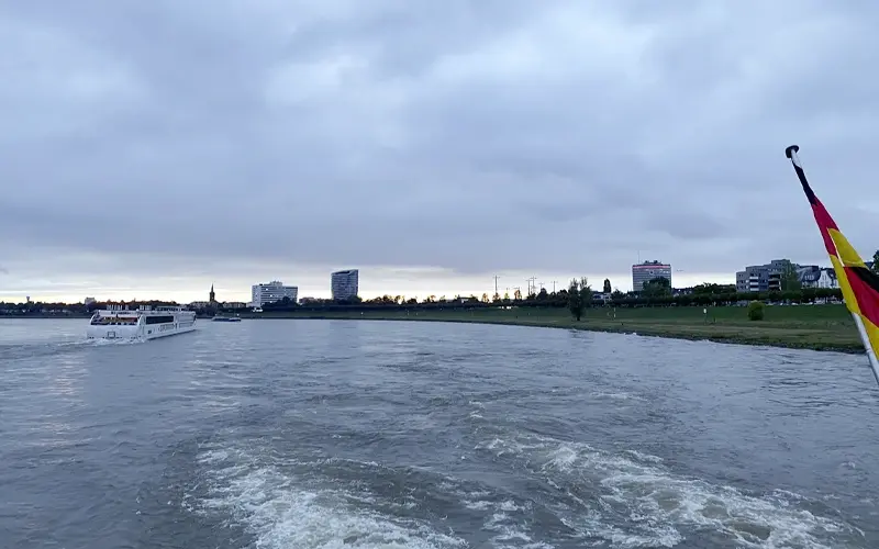 [Blick vom Schiff auf dem Rhein]