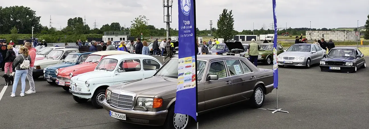 [Oldtimerausstellung auf Prüfgelände]