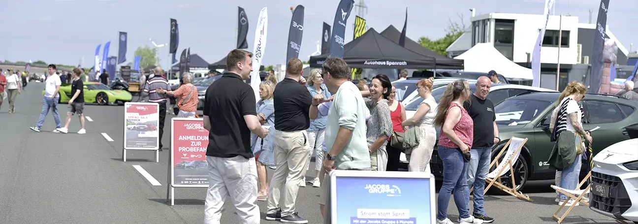 [Gut gelaunte Besuchende beim AutoFrühling Aldenhoven]