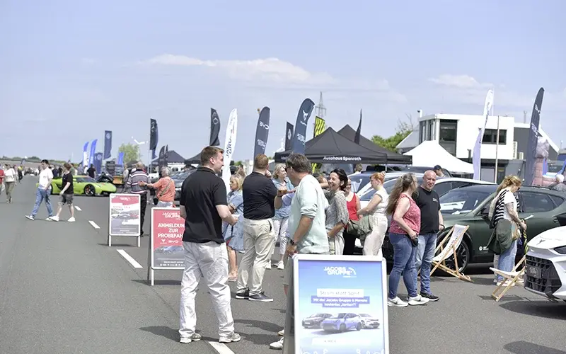 [Gut gelaunte Besuchende beim AutoFrühling Aldenhoven]