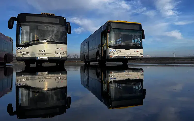 [Foto: Busse auf der bewässerten Fahrdynamikfläche]