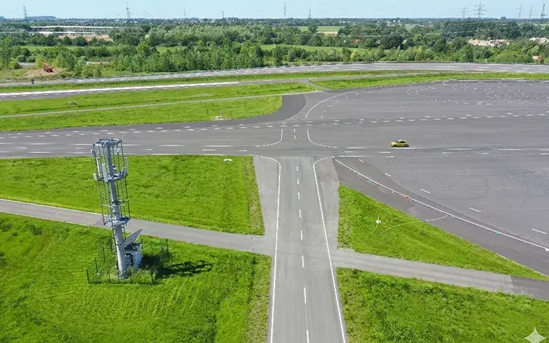 [Luftaufnahme der Fahrdynamikfläche mit Queranfahrt]