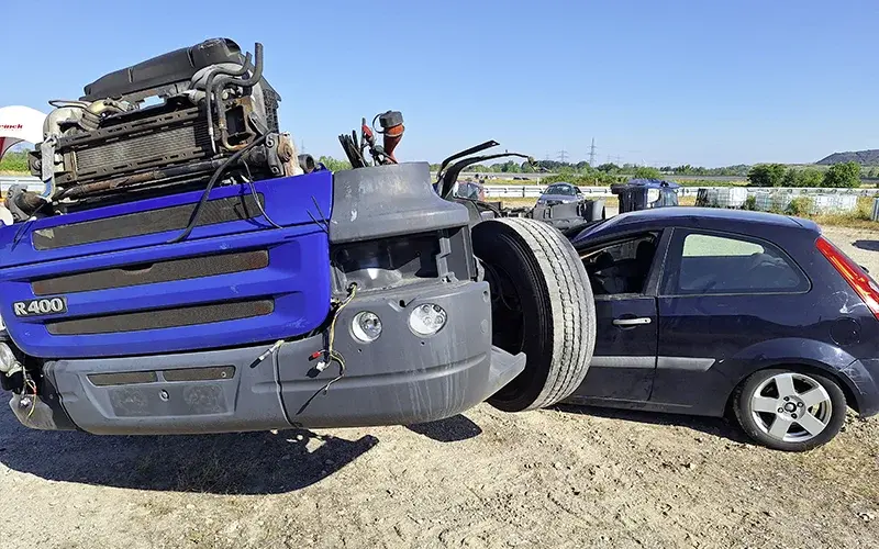 [Pkw unter Lkw]