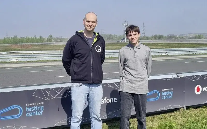 [Malte und Jonah an der Tesstrecke]