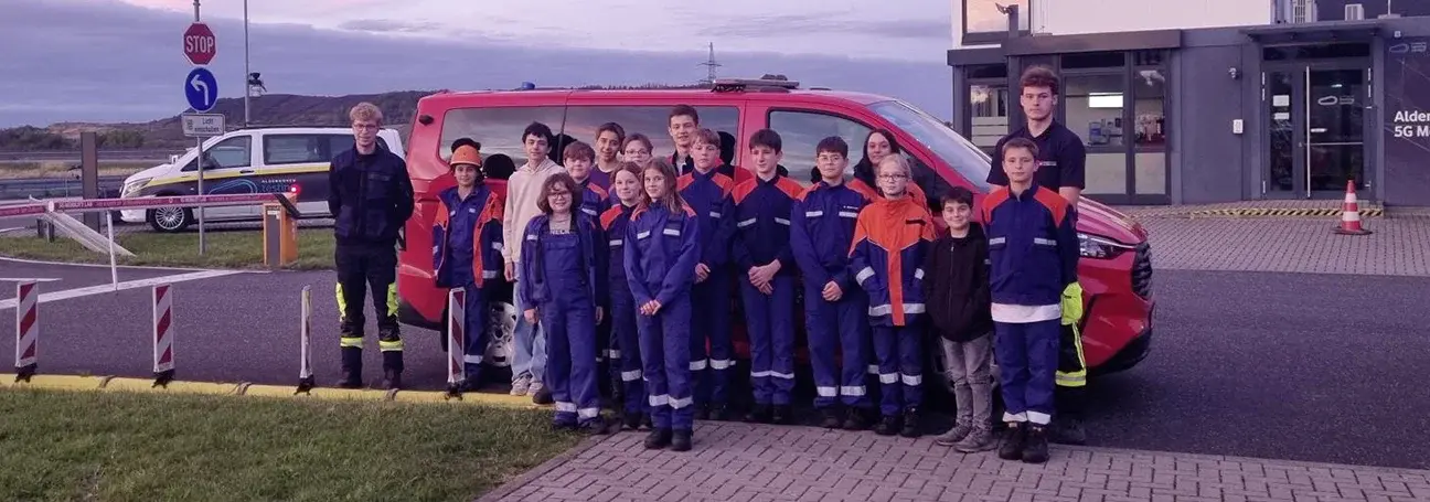 [Jugendfeuerwehr Aldenhoven beim Besuch des Aldenhoven Testing Centers]