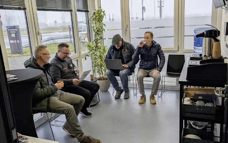 [Kunden in der neuen Kaffee-Ecke]