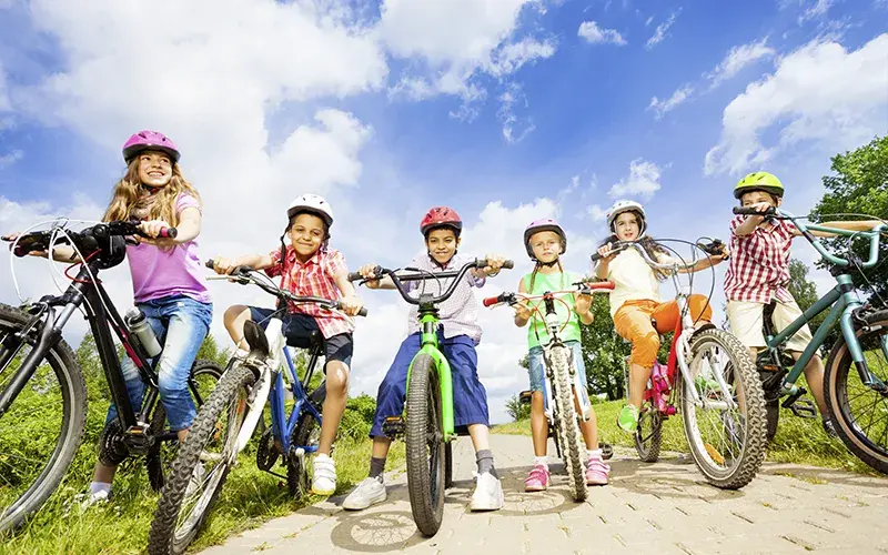 [Kinder auf Fahrrad]