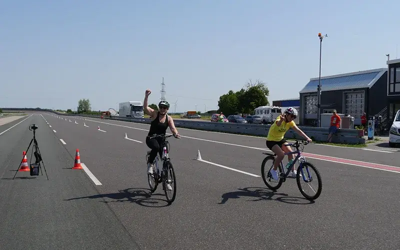 [Freude bei der Zieleinfahrt auf dem Oval am Aldenhoven Testing Center]