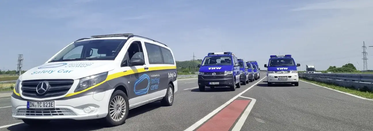 [Safetycar und THW-Fahrzeuge auf der Ovalbahn des Aldenhoven Testing Centers]