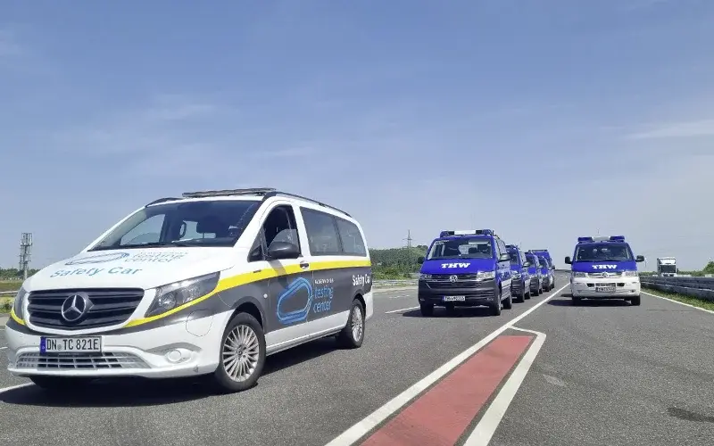 [Safetycar und THW-Fahrzeuge auf der Ovalbahn des Aldenhoven Testing Centers]
