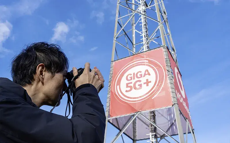 [Fotograf vor 5G-Mast am ATC]